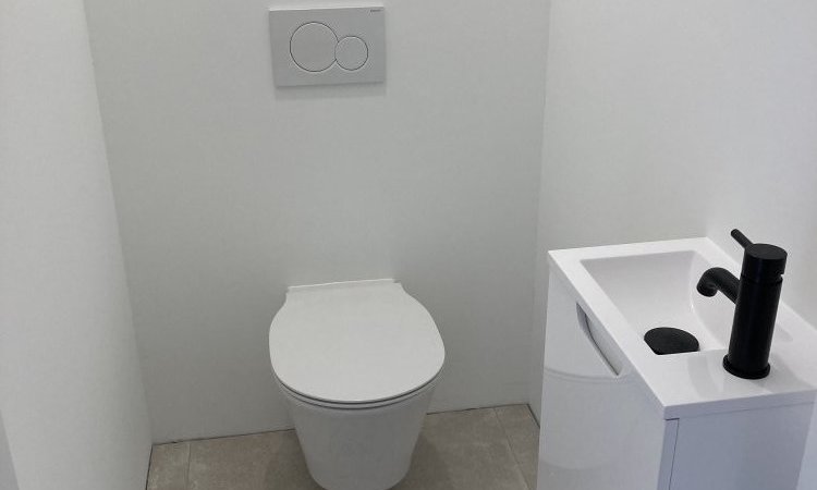 Pose du toilette suspendu avec lave main sur Jasasns Riottier